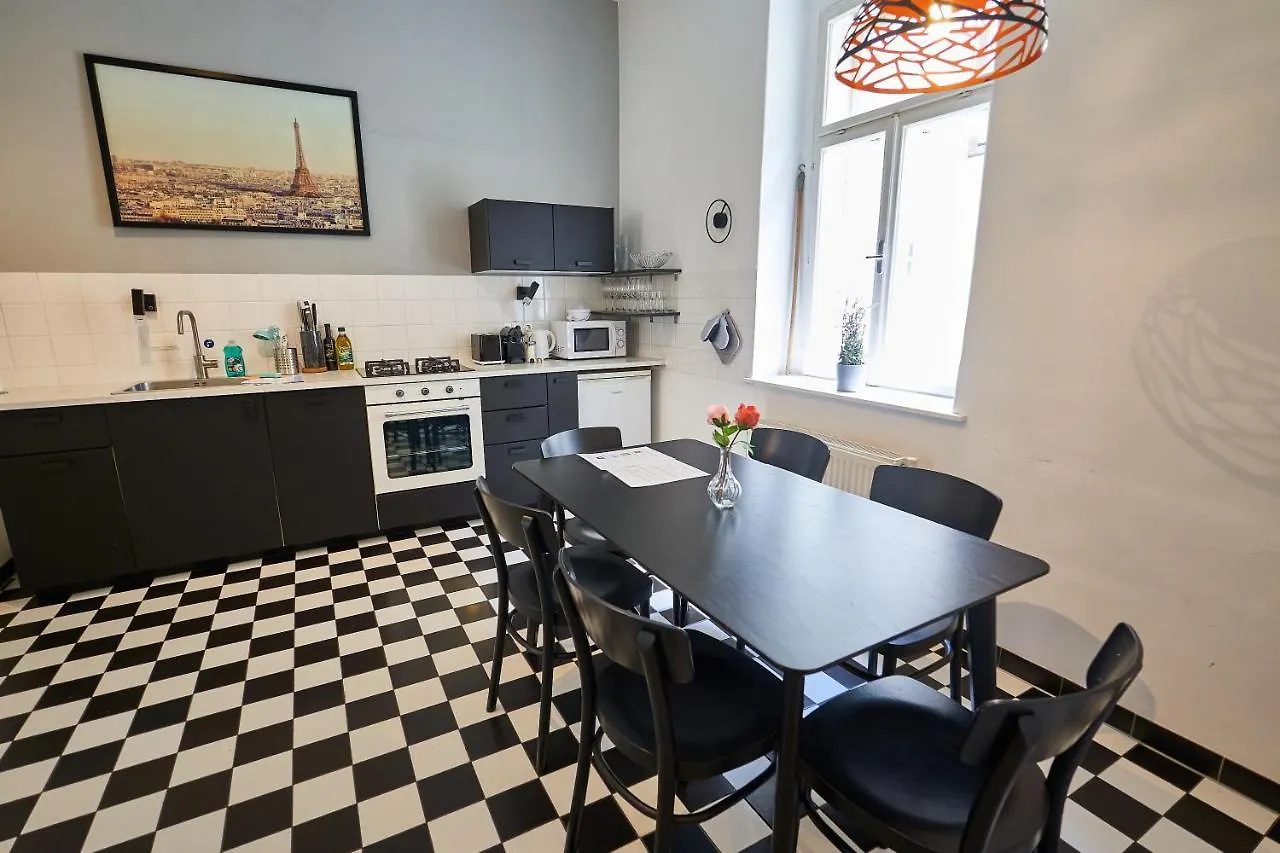 Appartement Fancy Home For 5 With Self-Check-In At Spittelberg Wenen