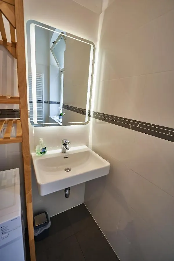 Appartement Fancy Home For 5 With Self-Check-In At Spittelberg Wenen